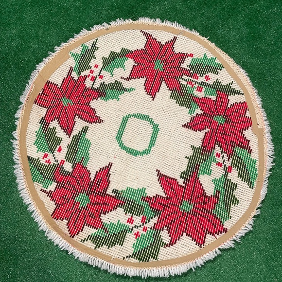 Vintage Handmade Latch Hook Christmas Tree Skirt - Picture 3 of 6